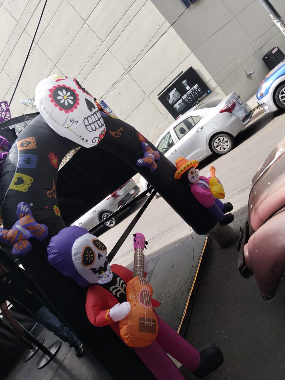 Detalle del arco inflable de calavera y esqueletos mariachis