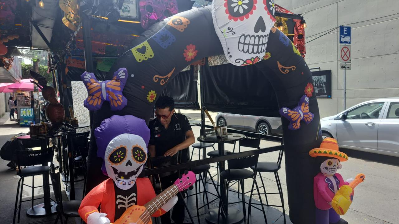 Arco monumental inflable de Día de Muertos en la entrada