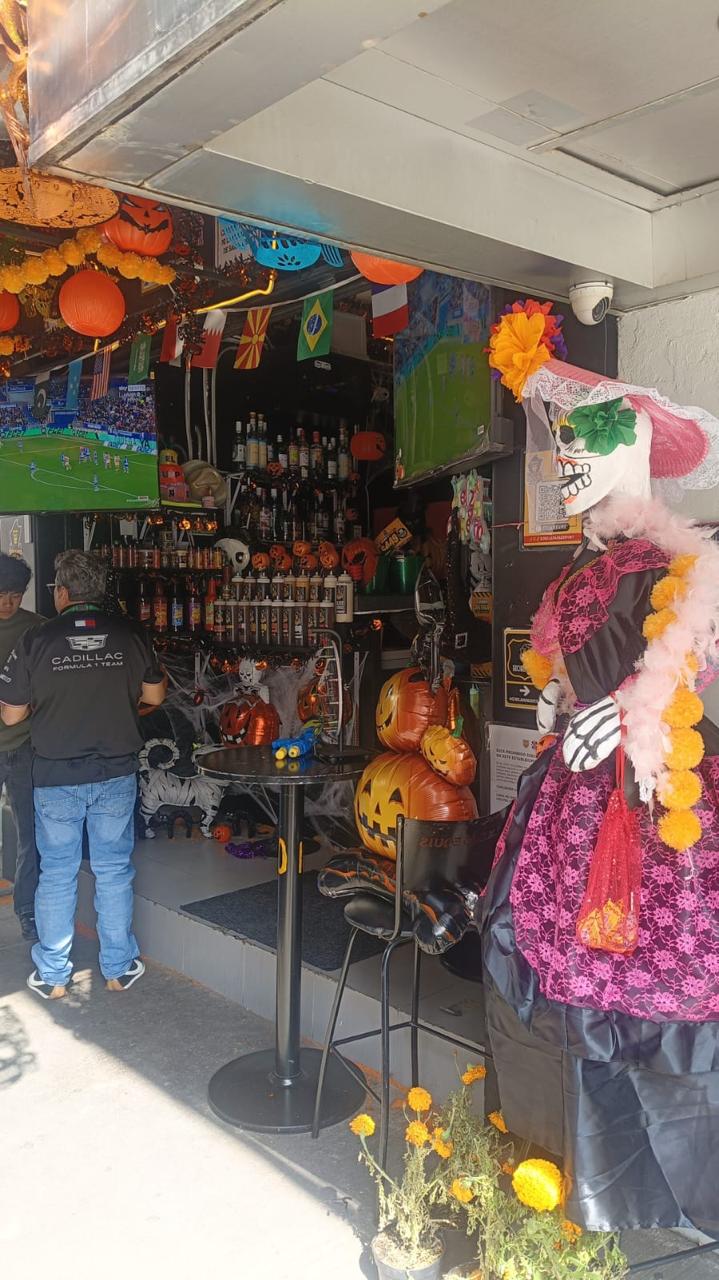 Decoración de entrada y catrina en Gorila Papas Sport