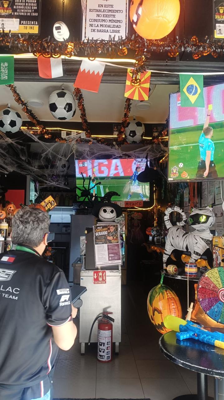 Interior con pantallas de La Liga y ruleta de premios